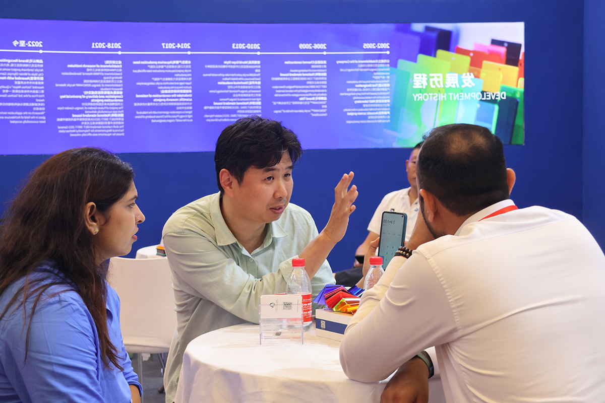  直击现场，江南JNSport体育
亚克力板展翼上海国际广告